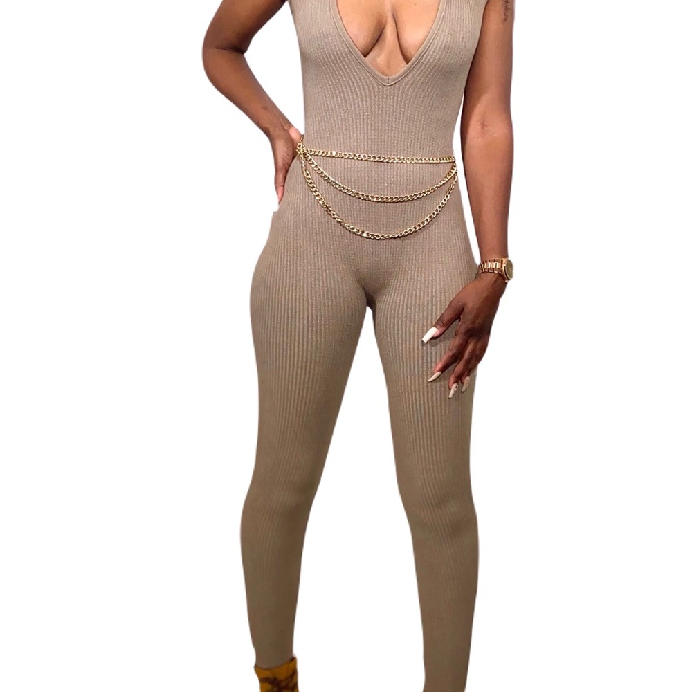 Jumpsuit
Sleeveless
Ribbed Materiai
V Cut Front